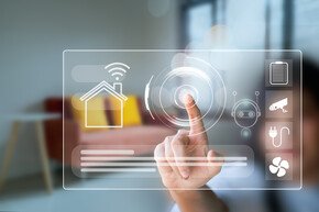 Die Finger der Frau berühren die Symbole der Smart-Home-Anwendung auf dem virtuellen Bildschirm. Hausautomationskonzept | © thanmano - AdobeStock