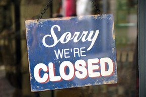 vintage sorry we're closed Schild in einer Ladentür | © Pitamaha - AdobeStock