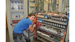 Kerstin Wohlgenannt (Schaltschrankbau) während des Umbaus vom Schaltschrank Reinraum. | © bösch - heizung, klima, lüftung